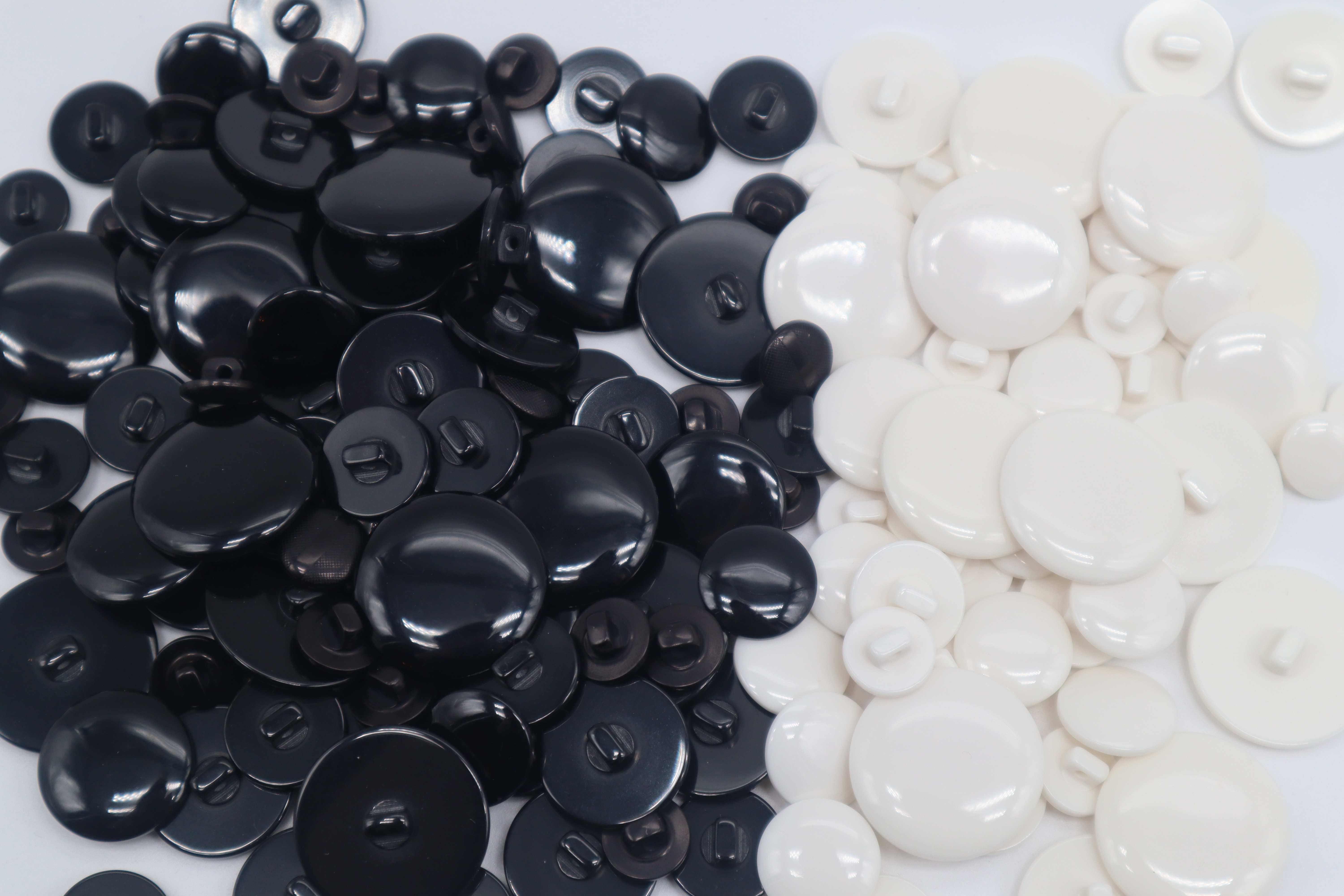 Boutons à coudre par pièces ou par quantités, large gamme des modèles, tailles, et couleurs