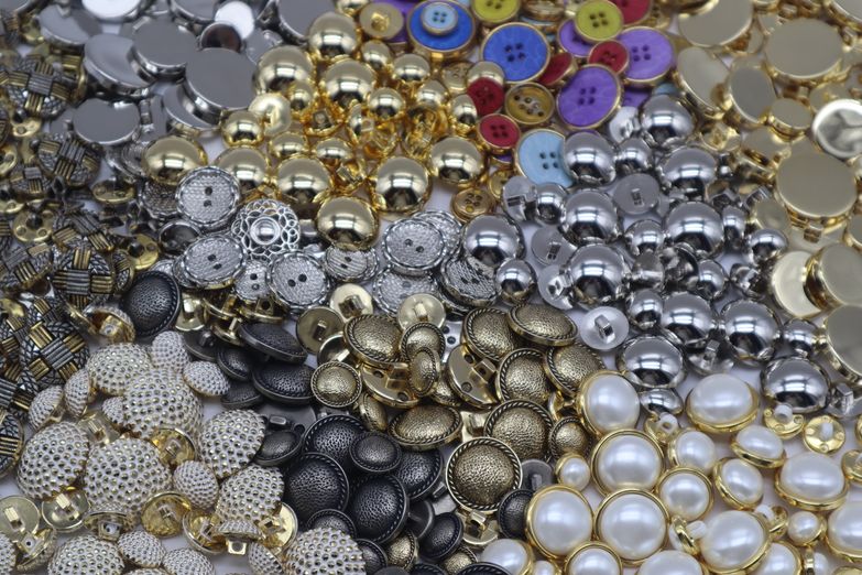 Boutons à coudre par pièces ou par quantités, large gamme des modèles, tailles, et couleurs