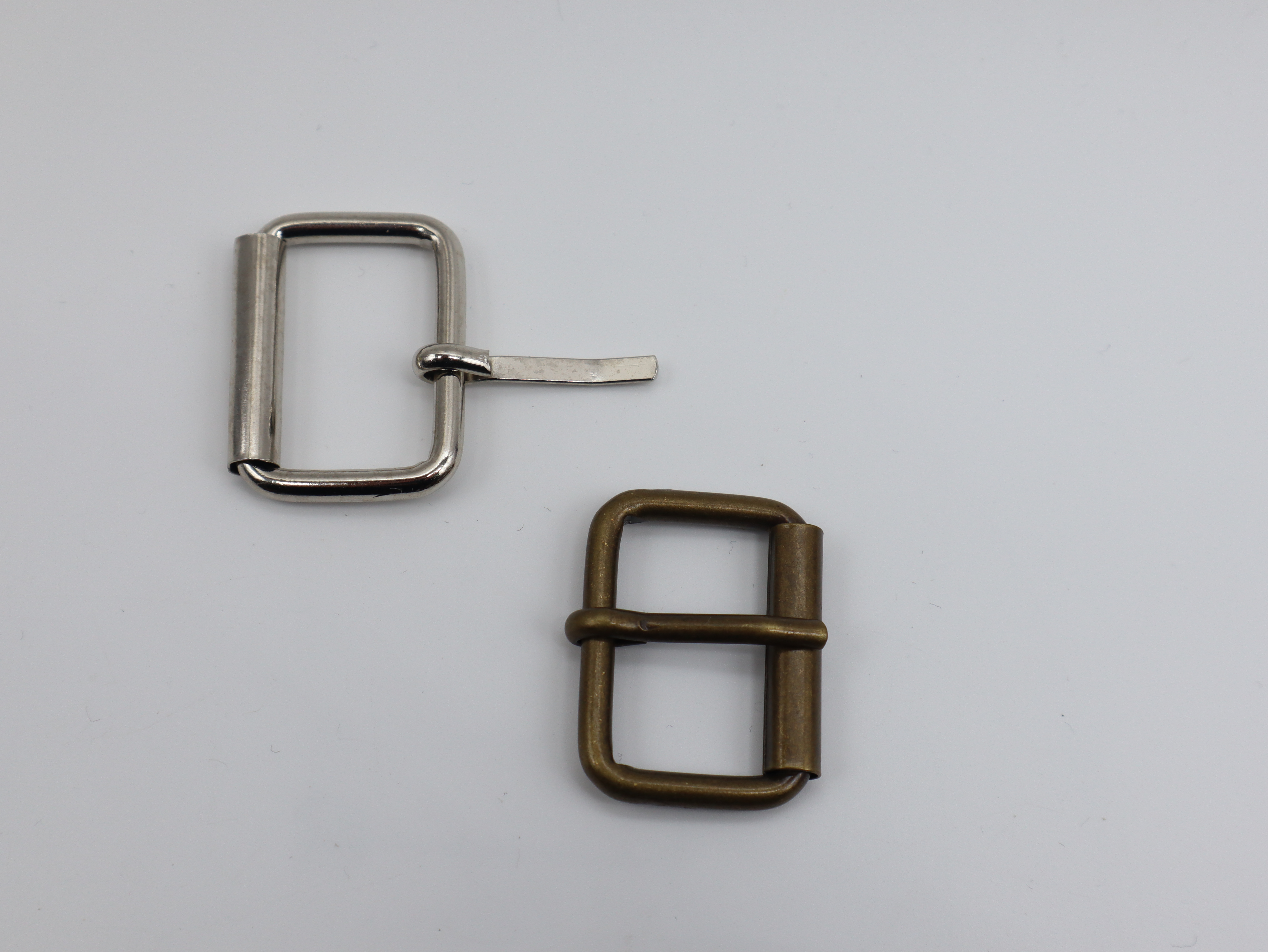 Boucles pour maroquinerie et vêtement