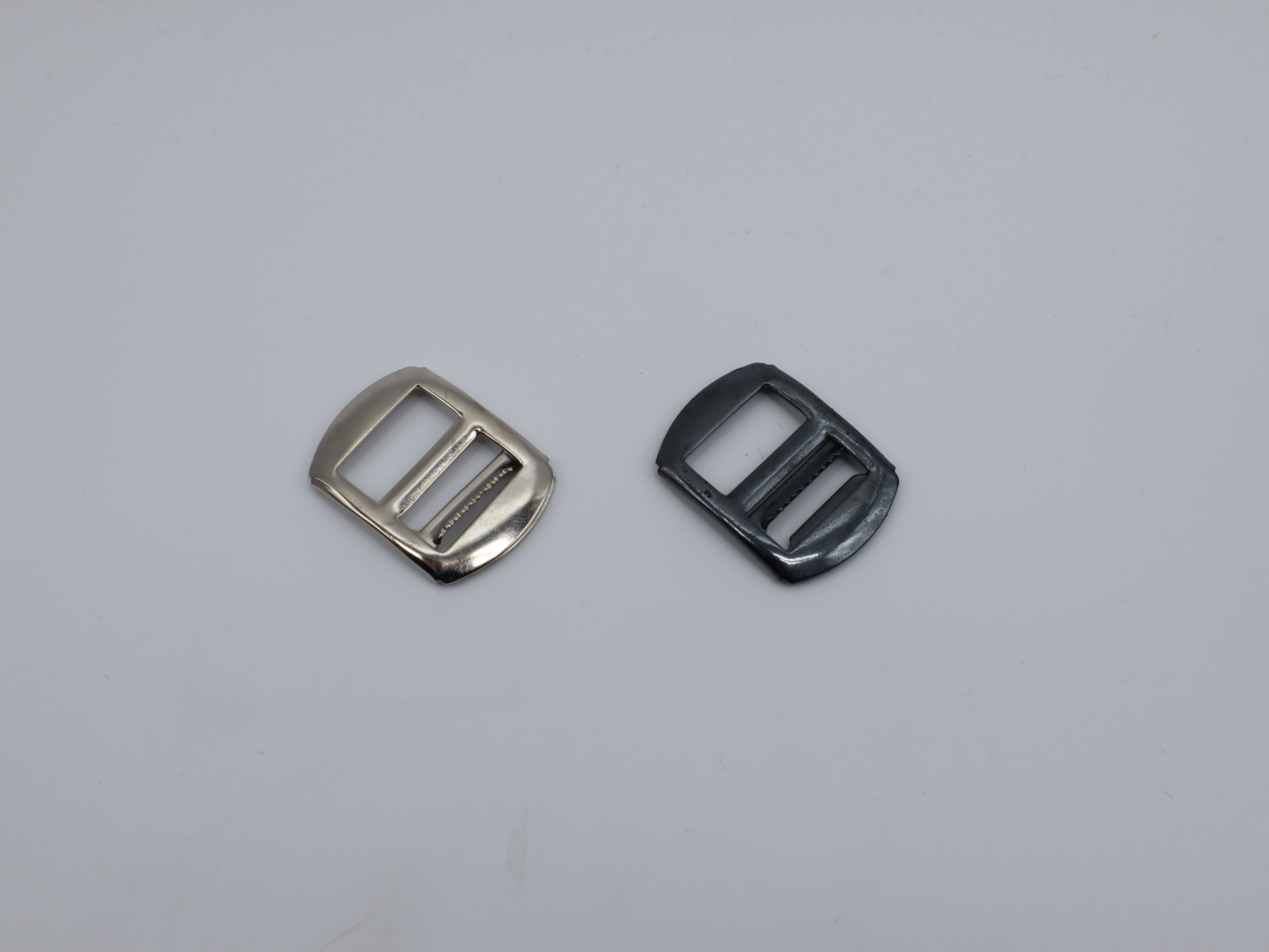 Boucles pour maroquinerie et vêtement