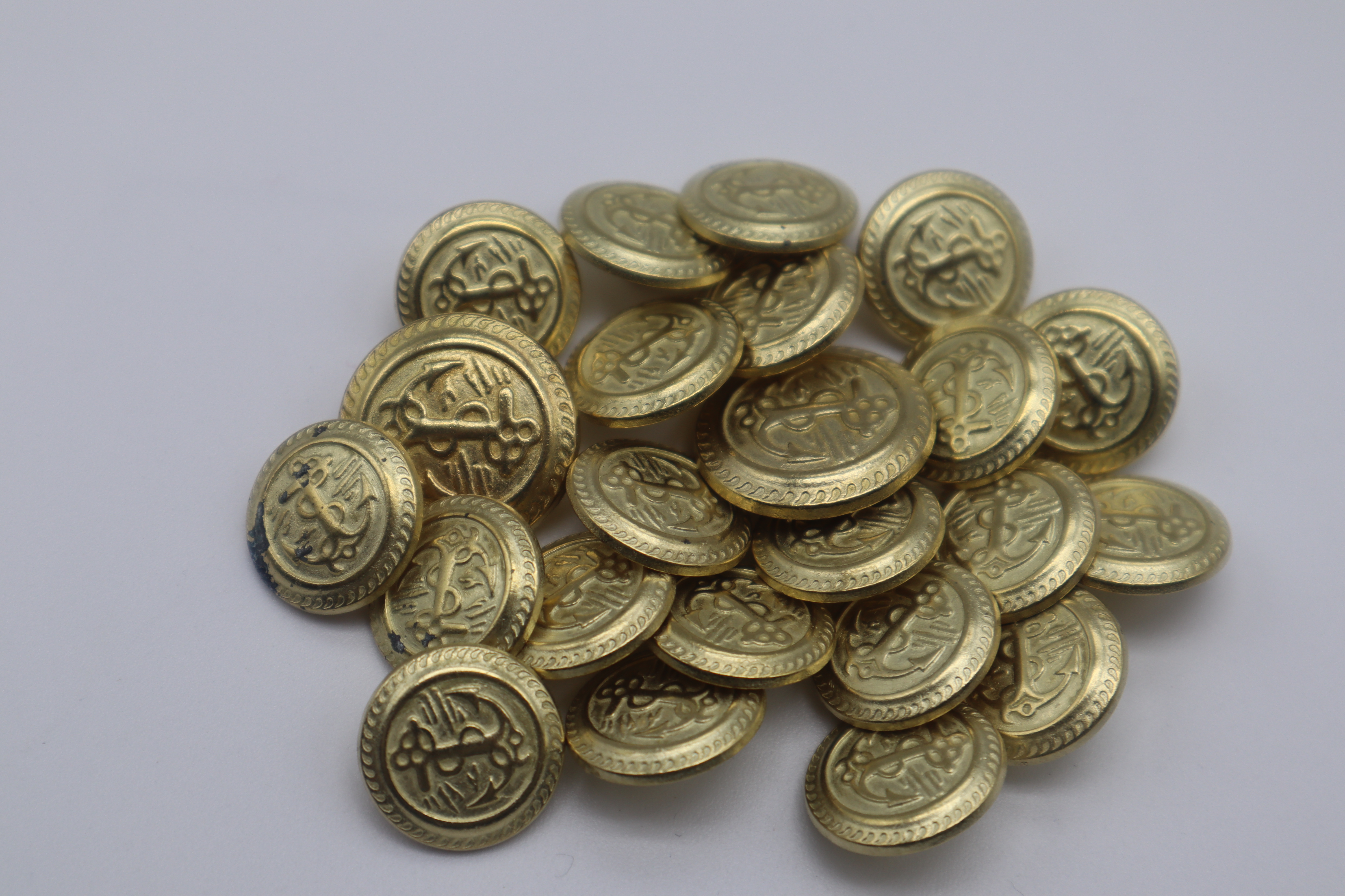 Boutons à coudre par pièces ou par quantités, large gamme des modèles, tailles, et couleurs