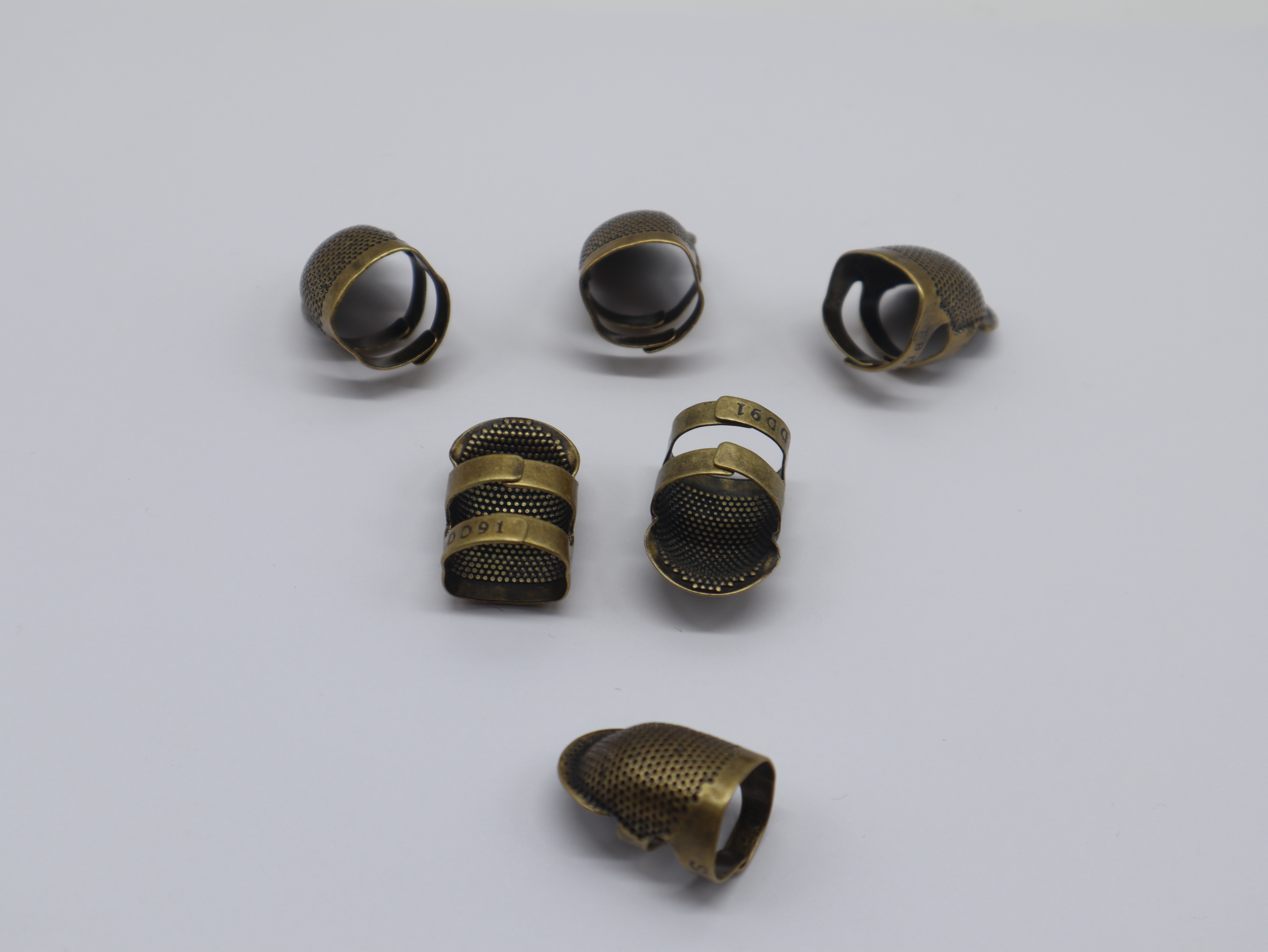 Epingles, Aiguilles, Dés à coudre, Pelotes à épingles