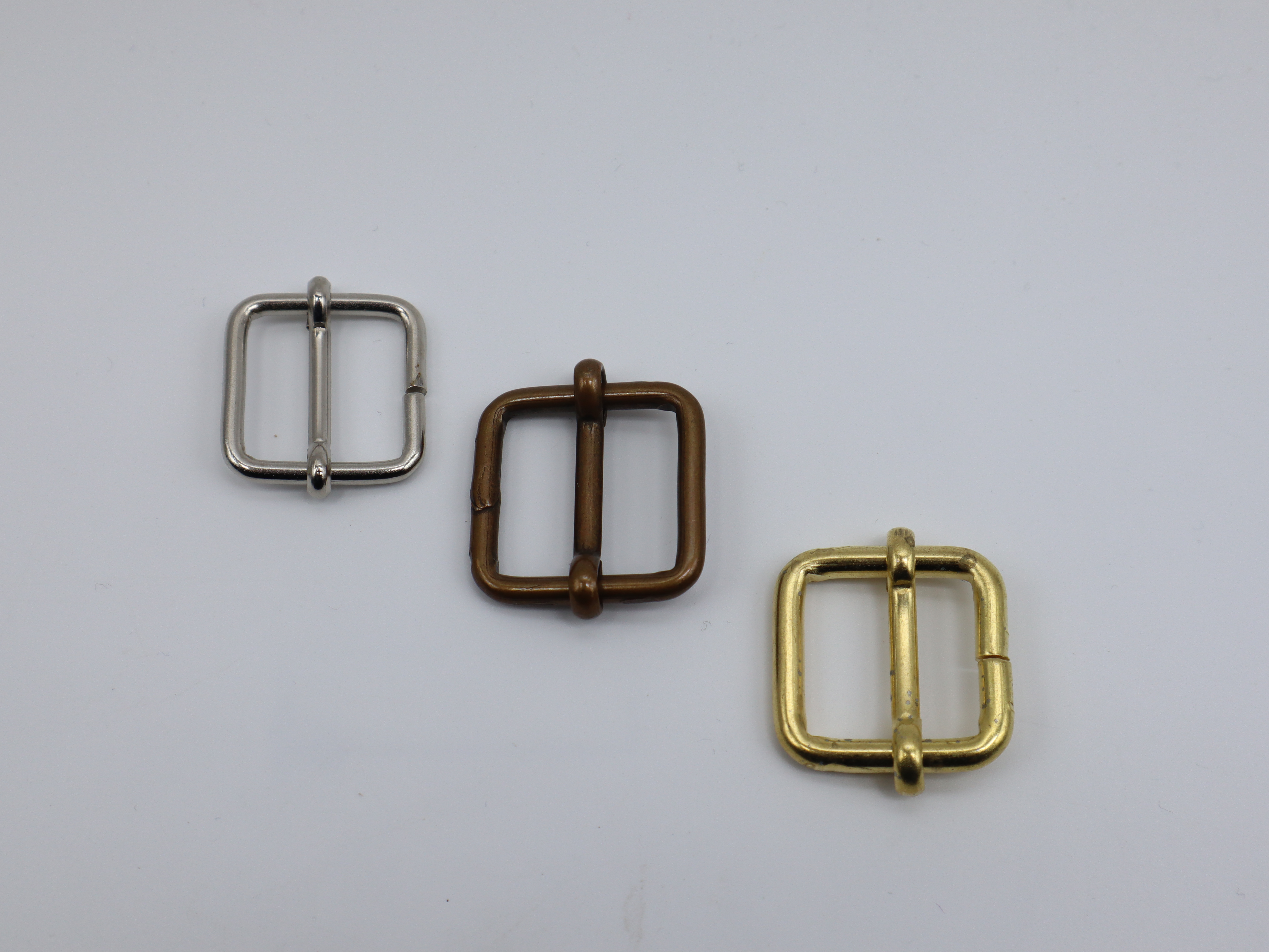 Boucles pour maroquinerie et vêtement