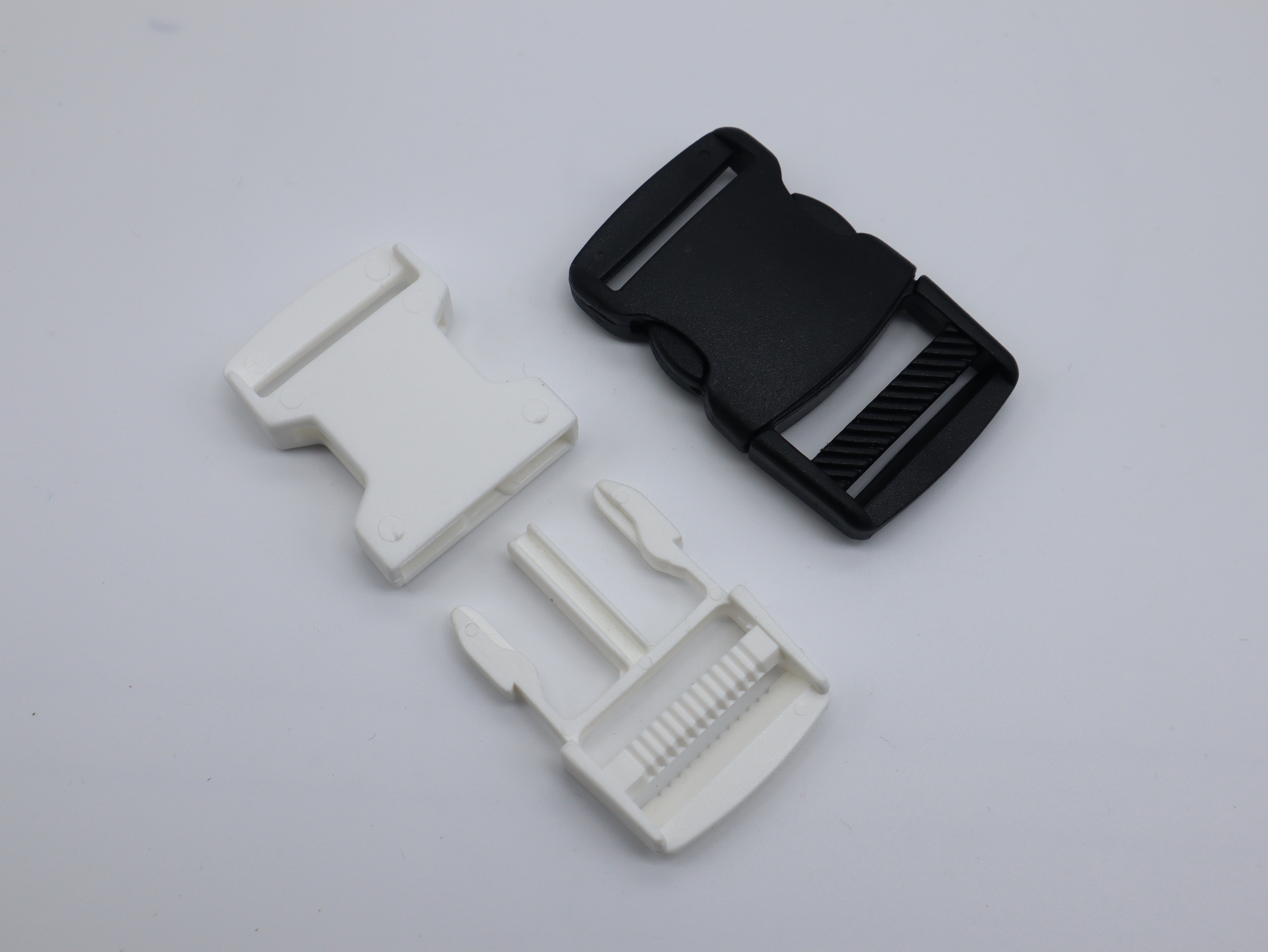 Boucles et réglages en plastique