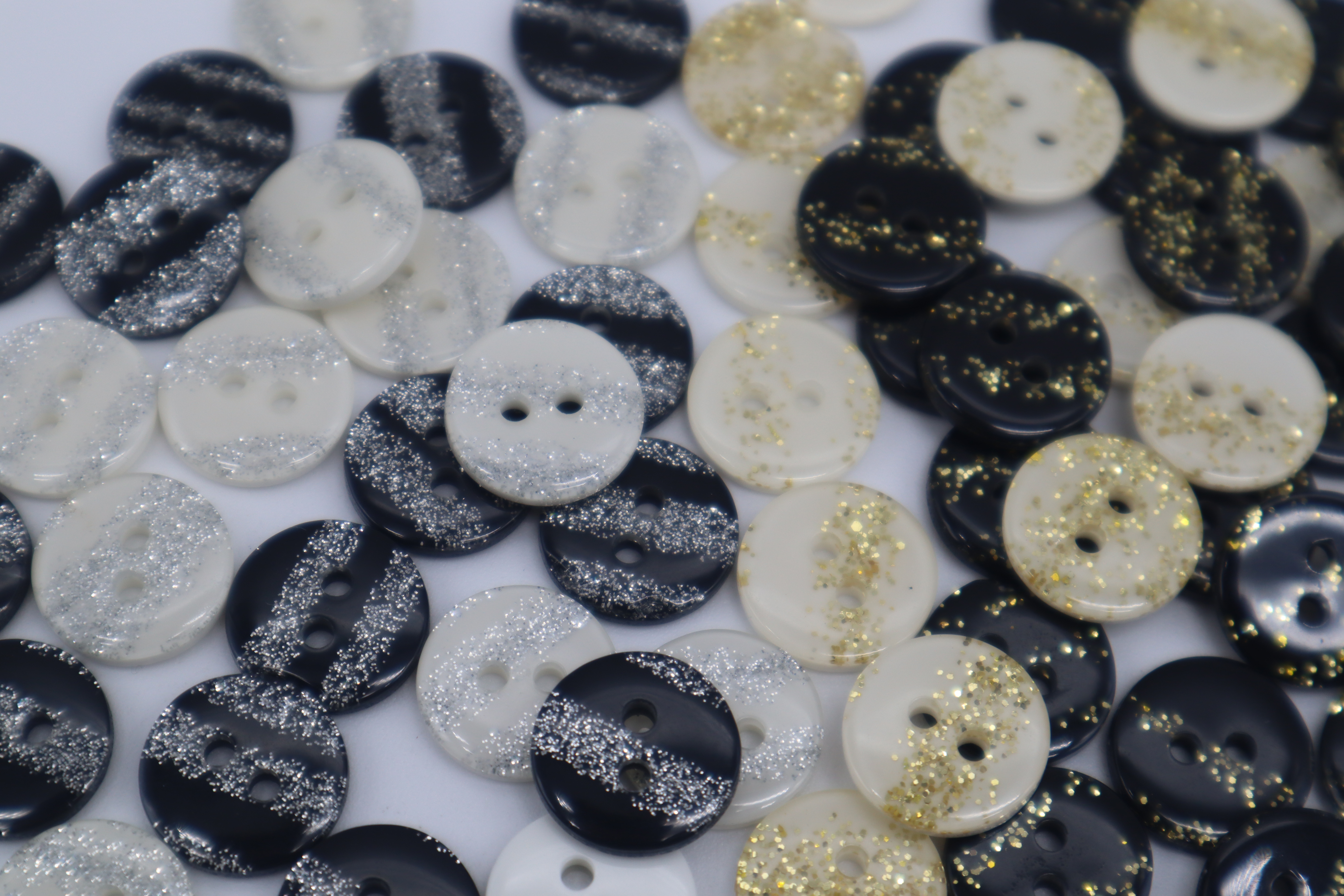 Boutons à coudre par pièces ou par quantités, large gamme des modèles, tailles, et couleurs