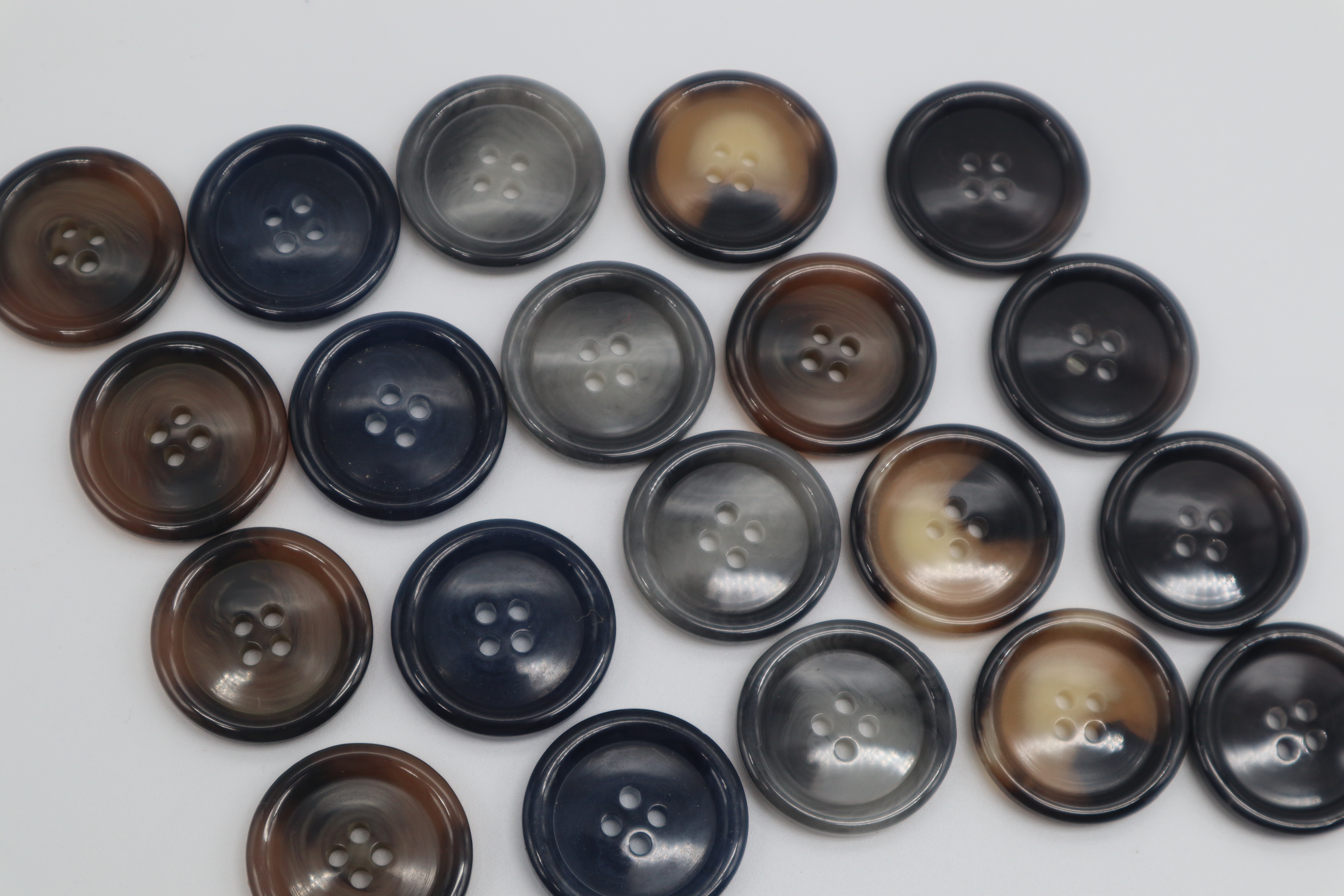 Boutons à coudre par pièces ou par quantités, large gamme des modèles, tailles, et couleurs