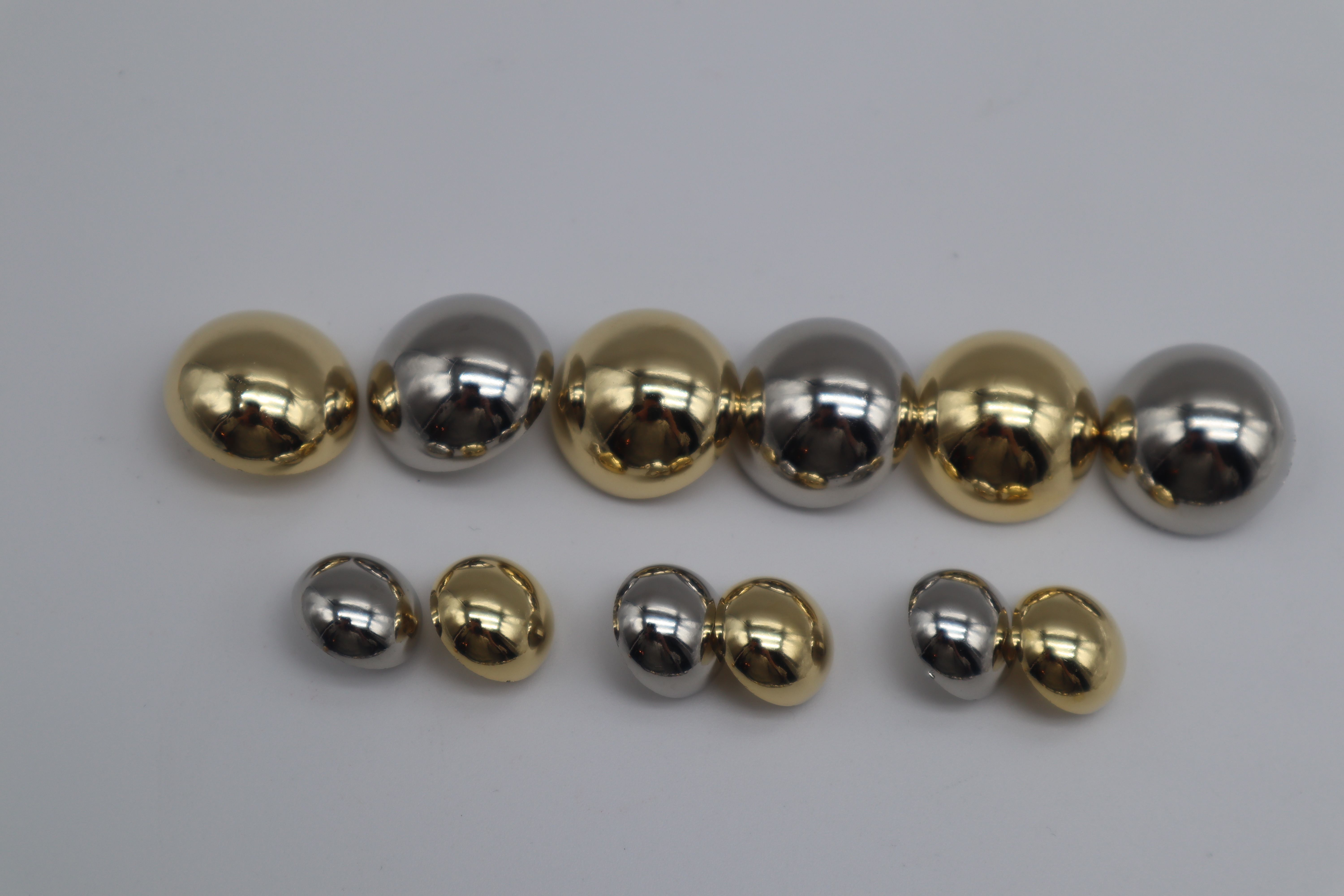 Boutons à coudre par pièces ou par quantités, large gamme des modèles, tailles, et couleurs