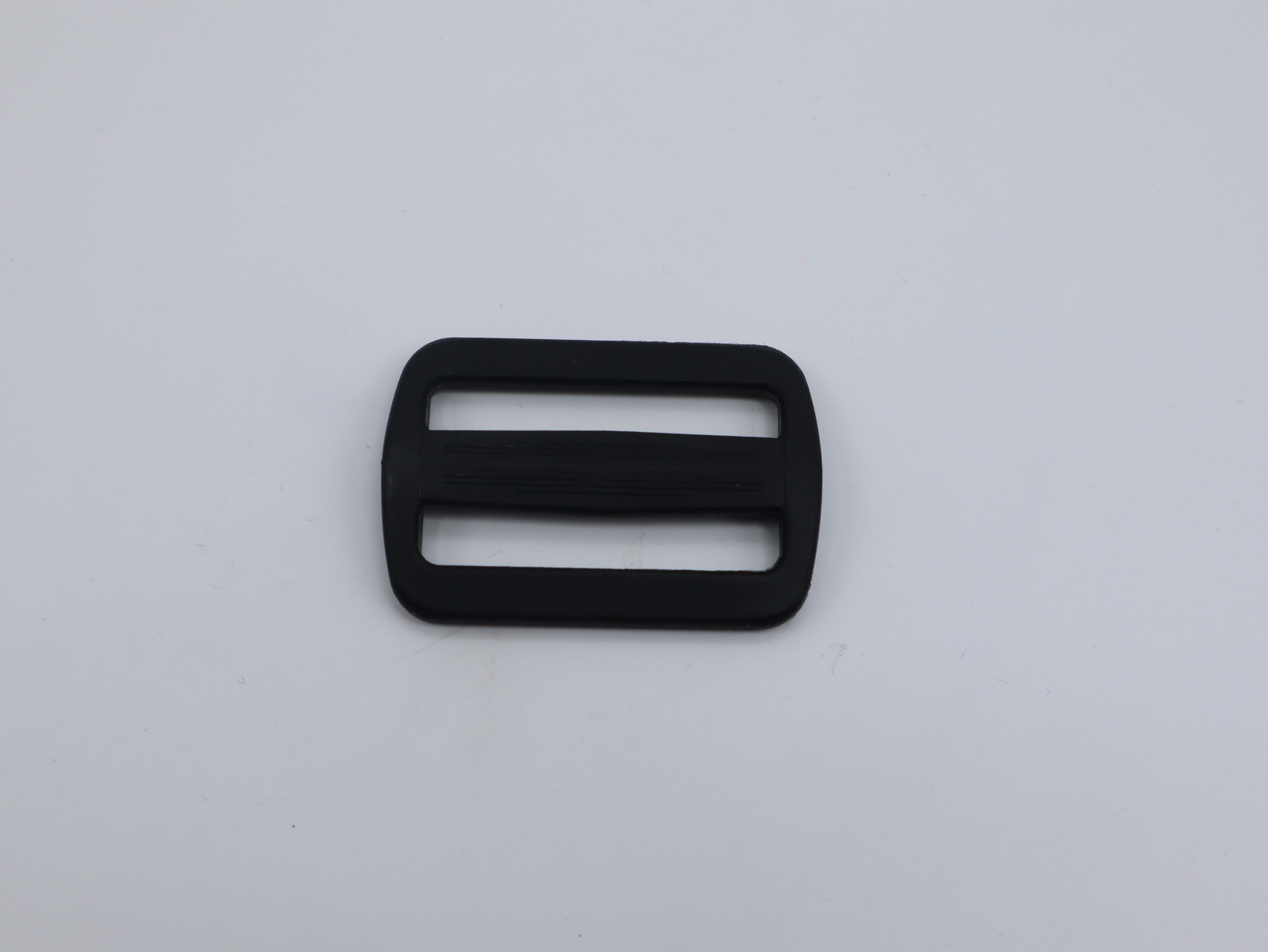 Boucles et réglages en plastique