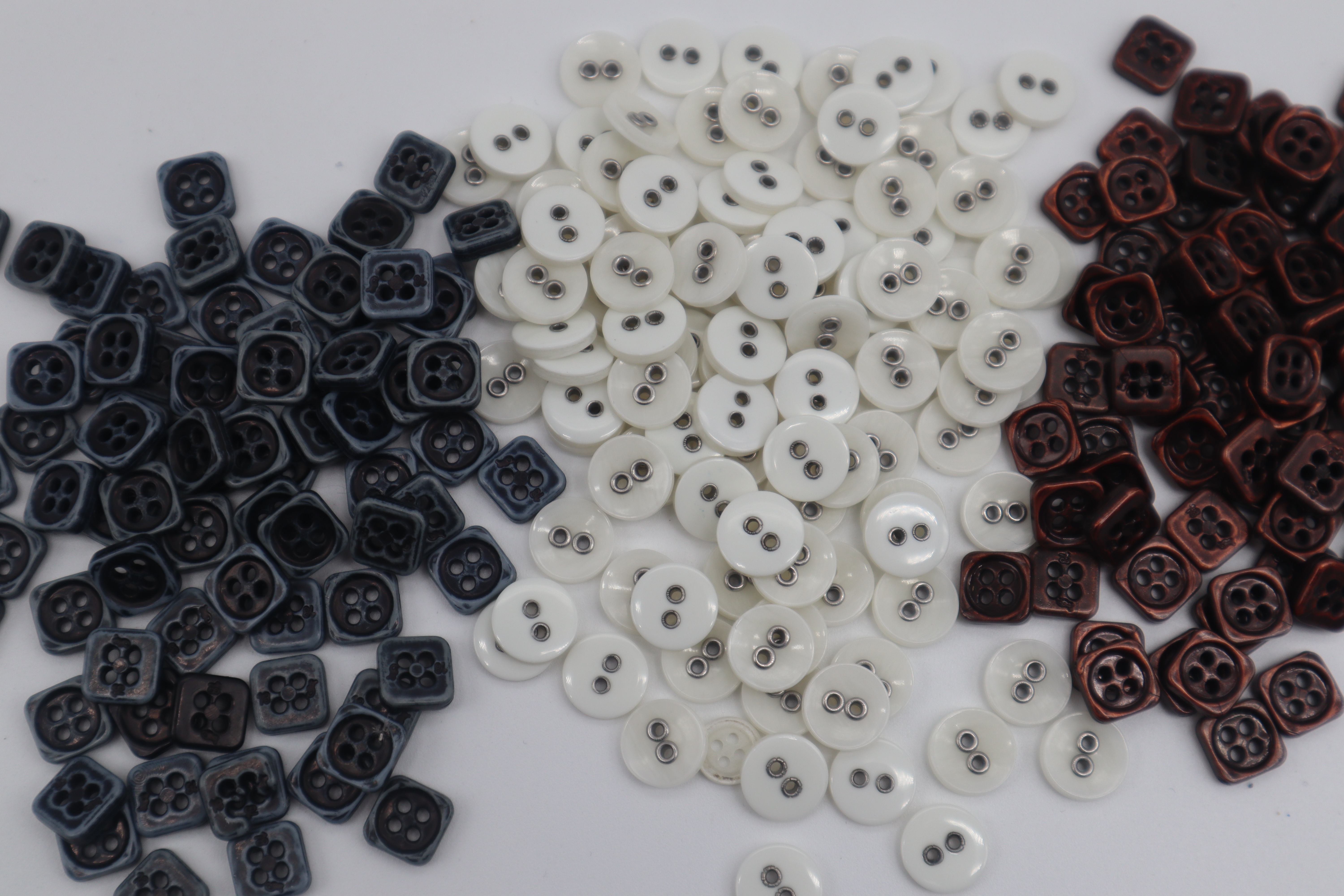 Boutons à coudre par pièces ou par quantités, large gamme des modèles, tailles, et couleurs