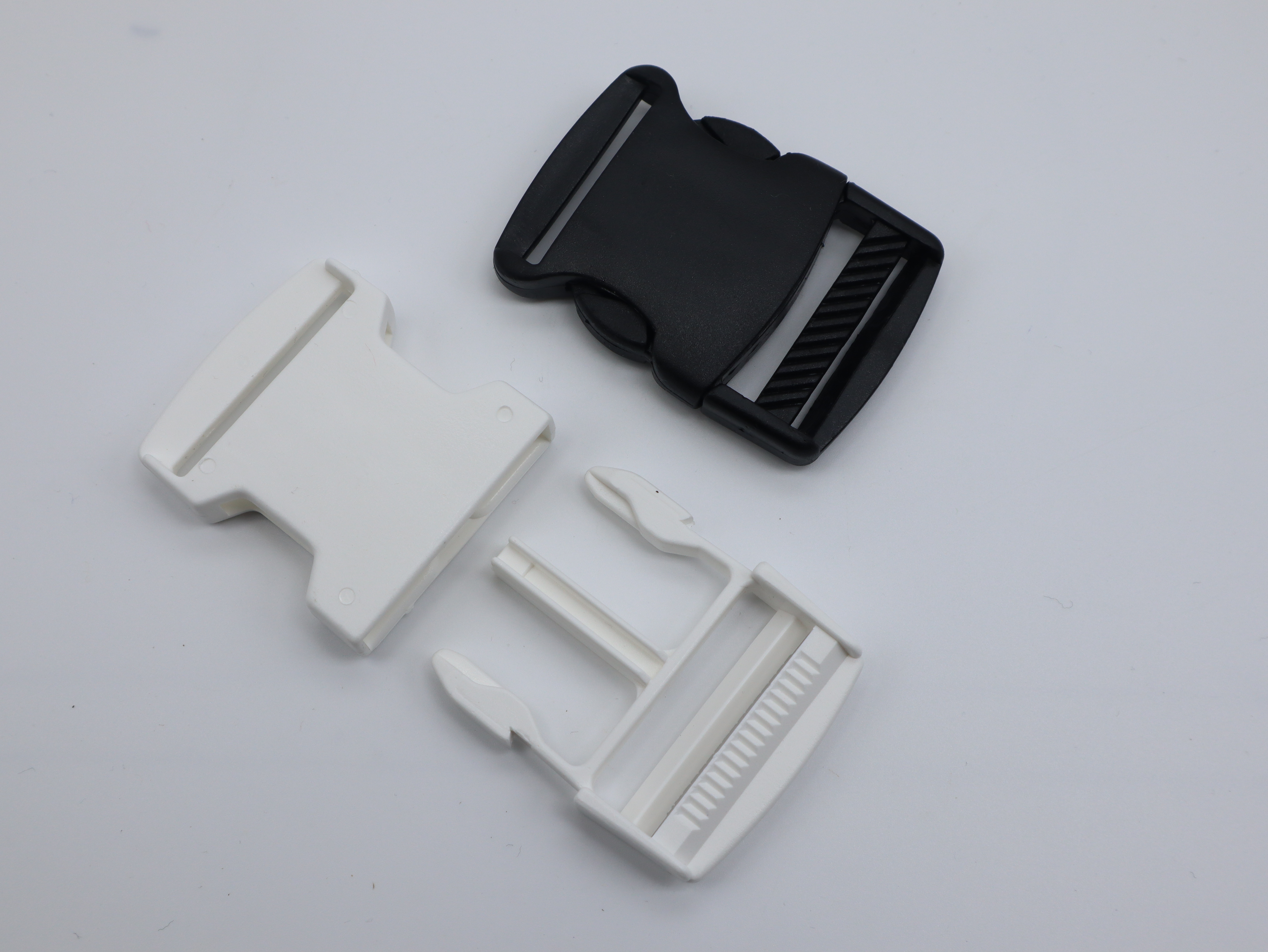 Boucles et réglages en plastique