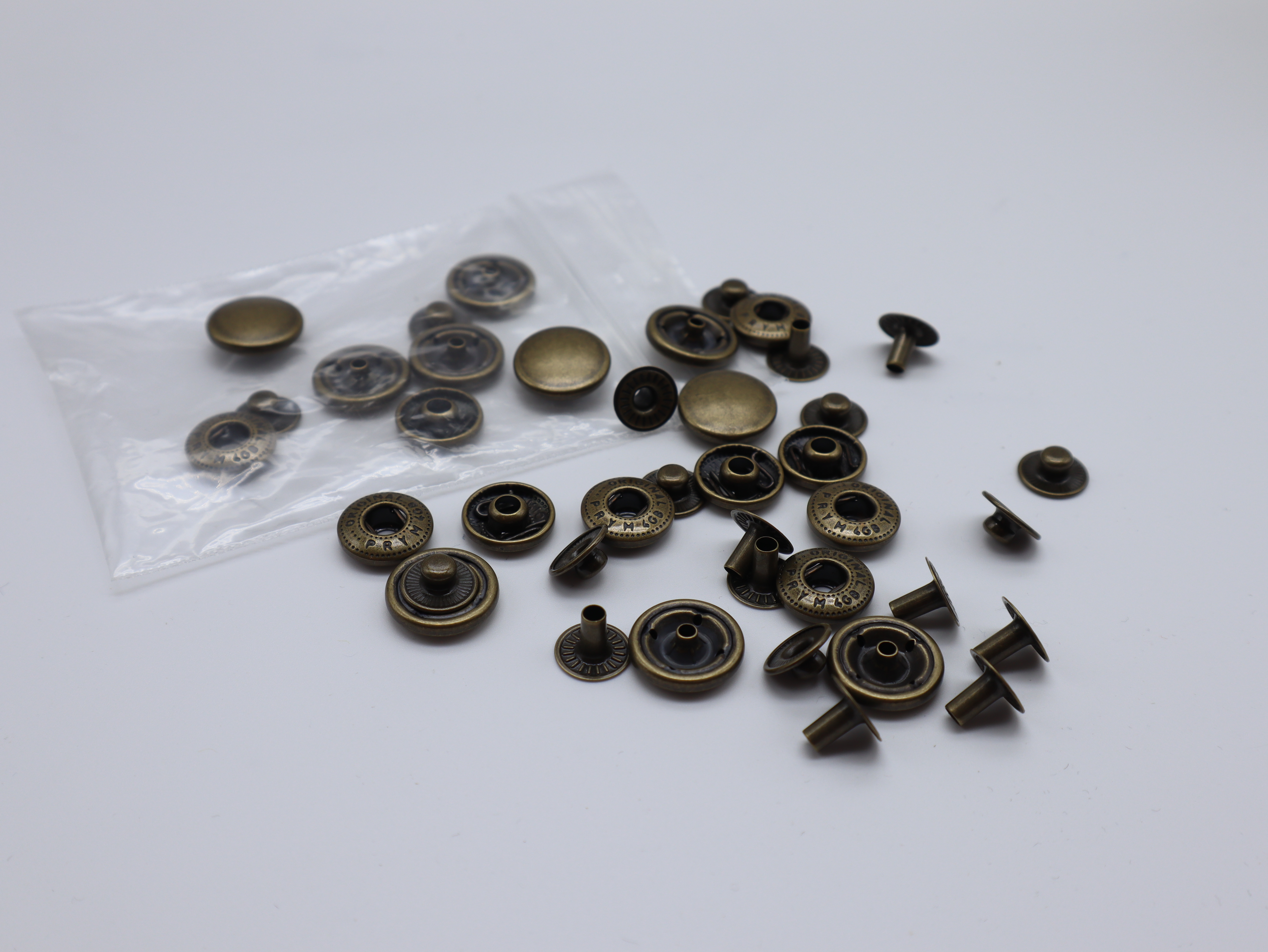 Boutons et outils à pressions