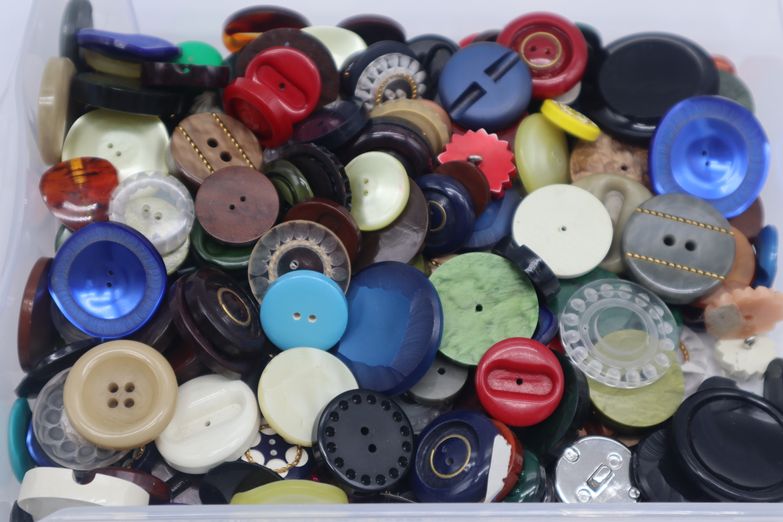 Boutons à coudre par pièces ou par quantités, large gamme des modèles, tailles, et couleurs