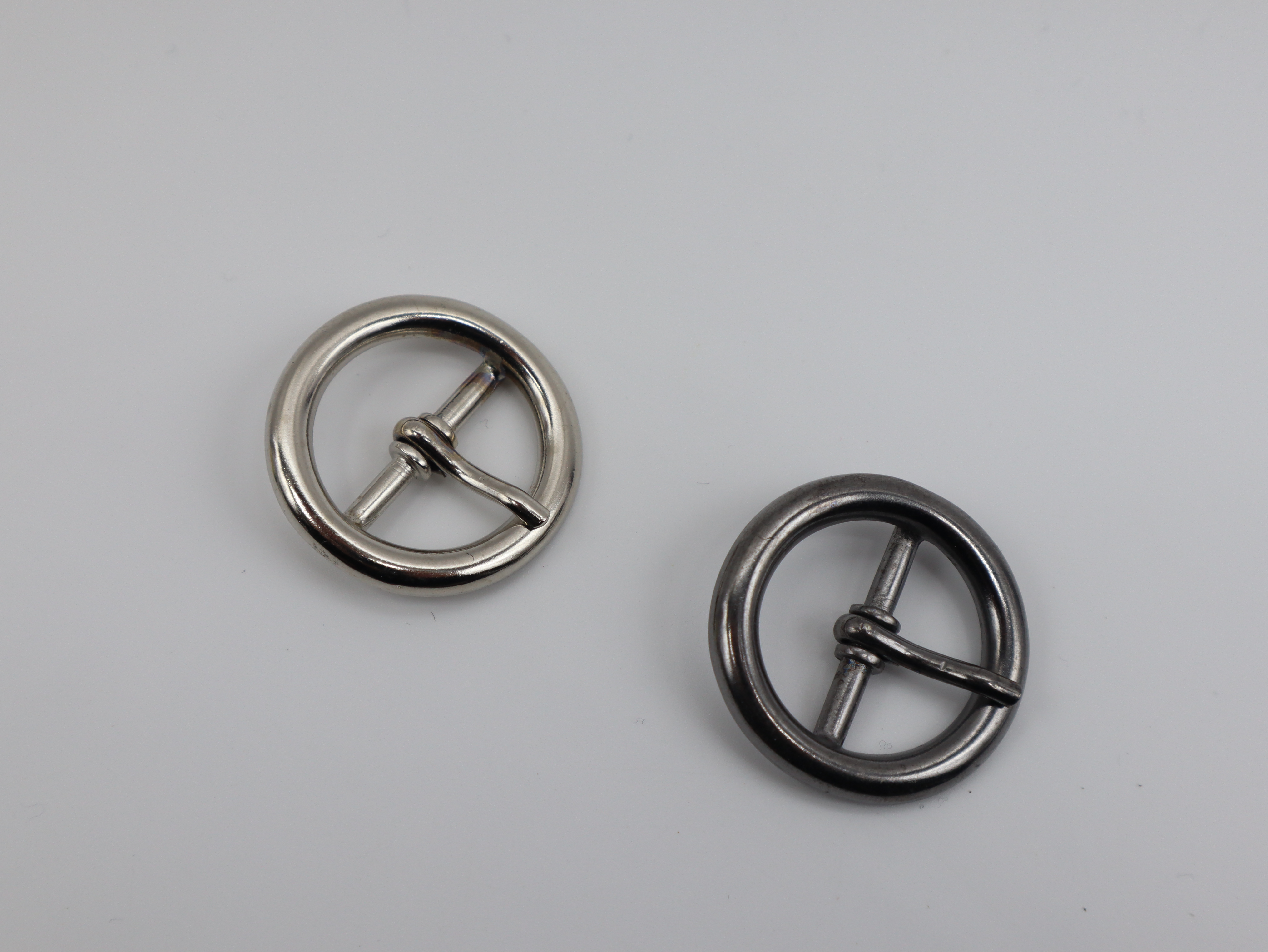 Boucles pour maroquinerie et vêtement