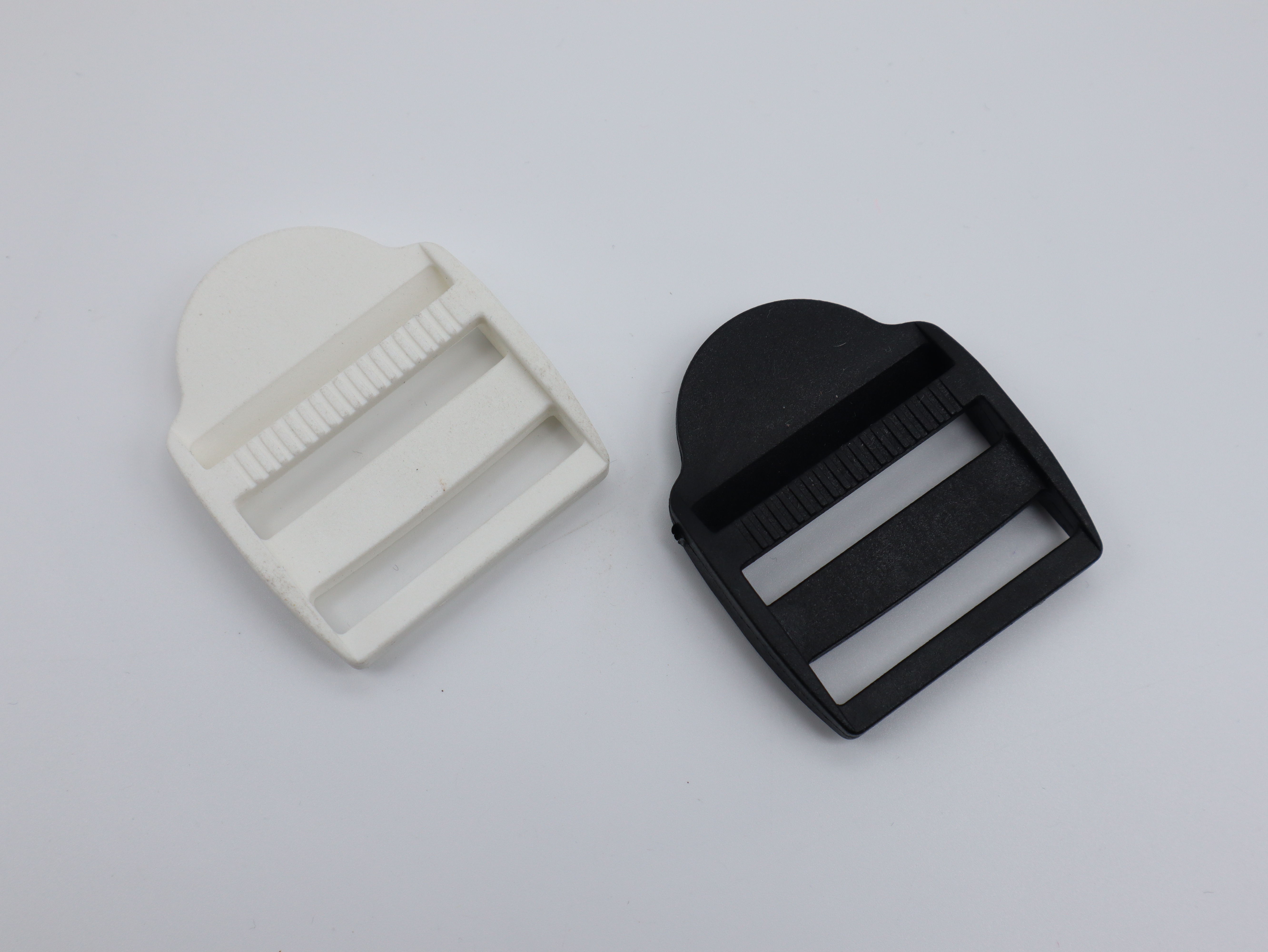 Boucles et réglages en plastique