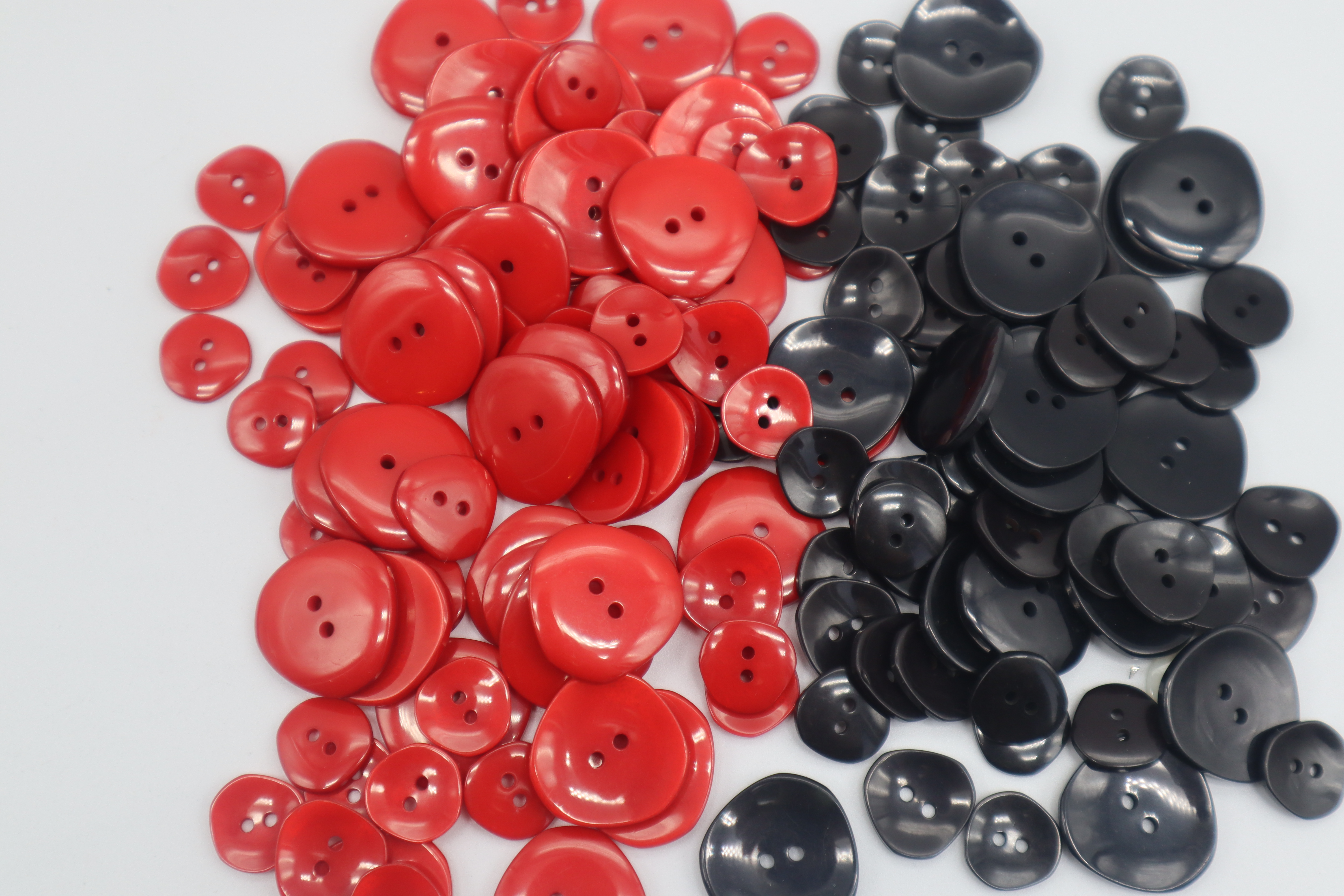 Boutons à coudre par pièces ou par quantités, large gamme des modèles, tailles, et couleurs