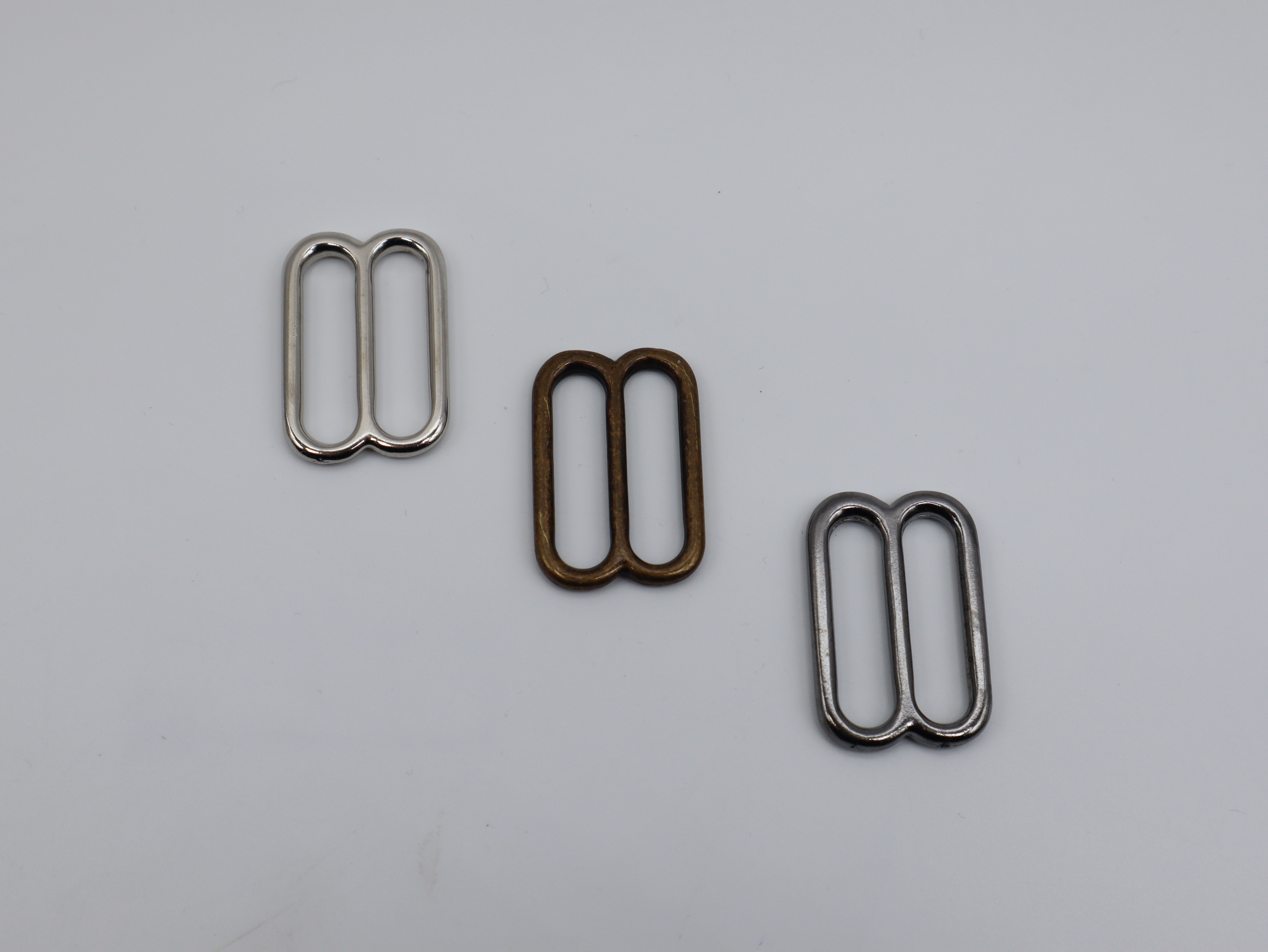 Boucles pour maroquinerie et vêtement