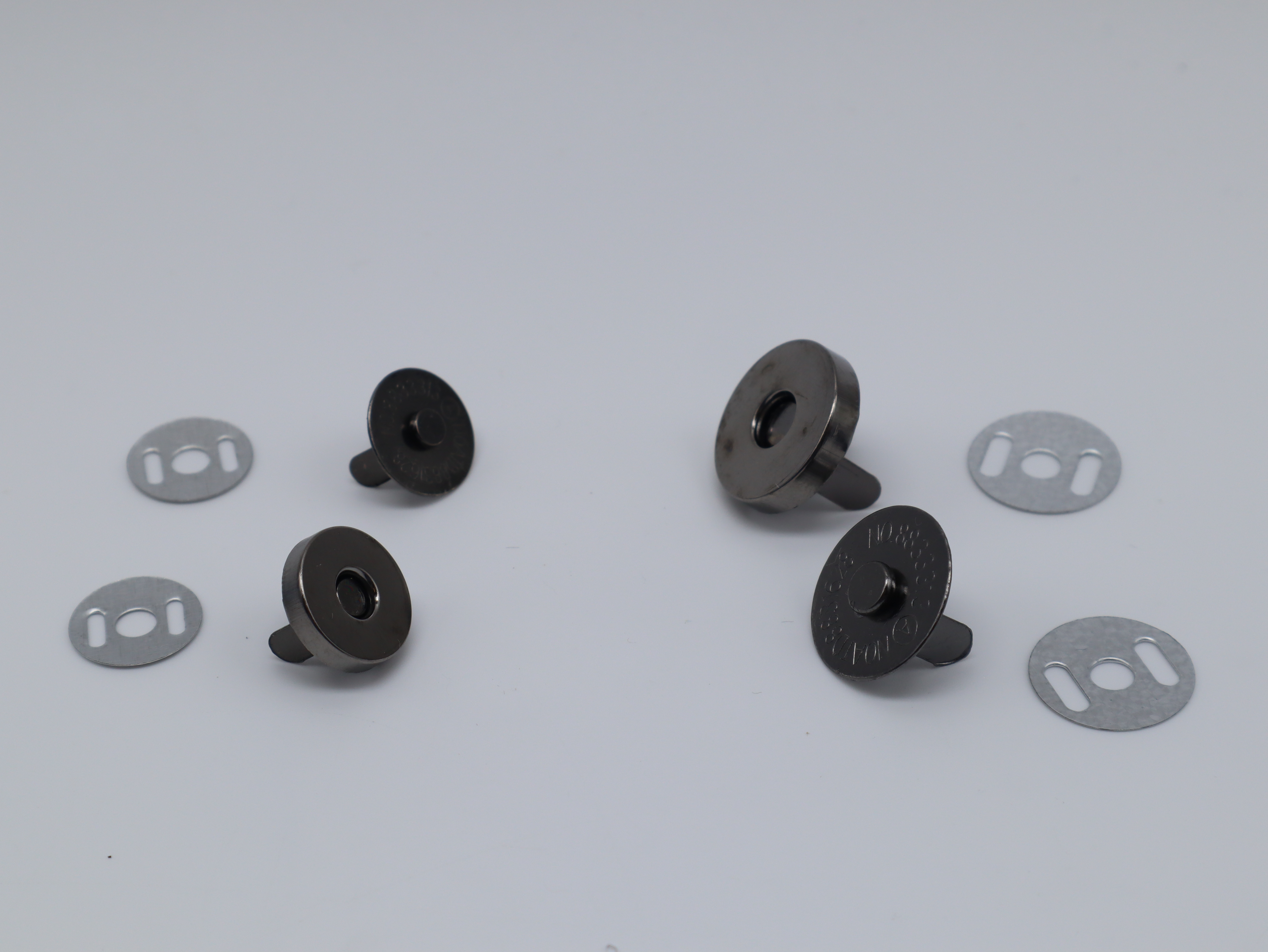 Boutons et outils à pressions